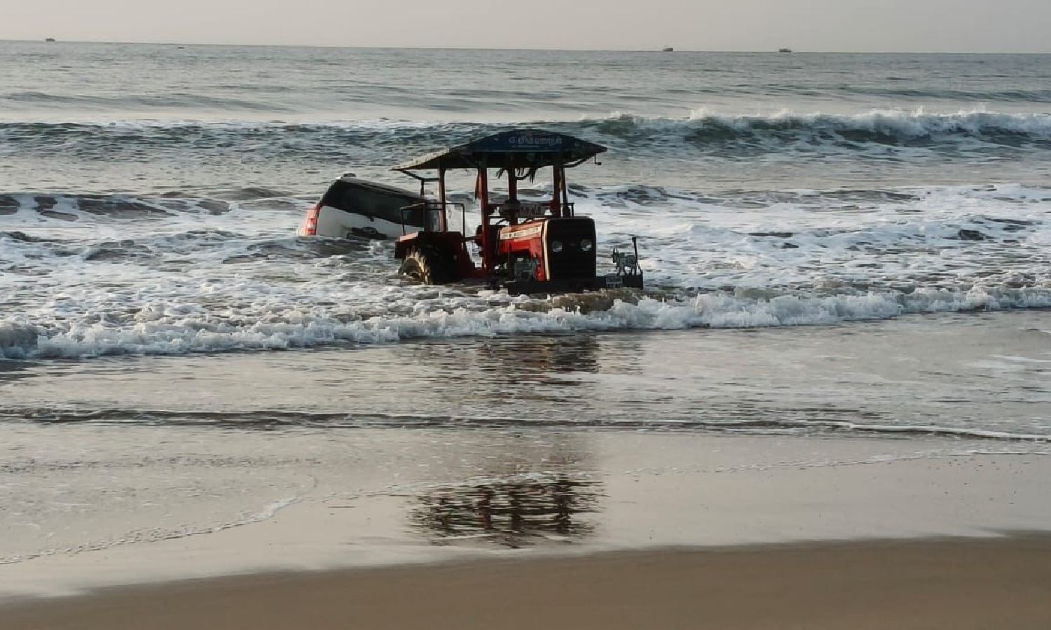 Car gets stuck in sea near Cuddalore port, Chennai group let off with warning