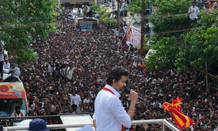 Scorching heat, delays don’t spoil spirits of supporters Scorching heat, delays don’t spoil spirits of supporters