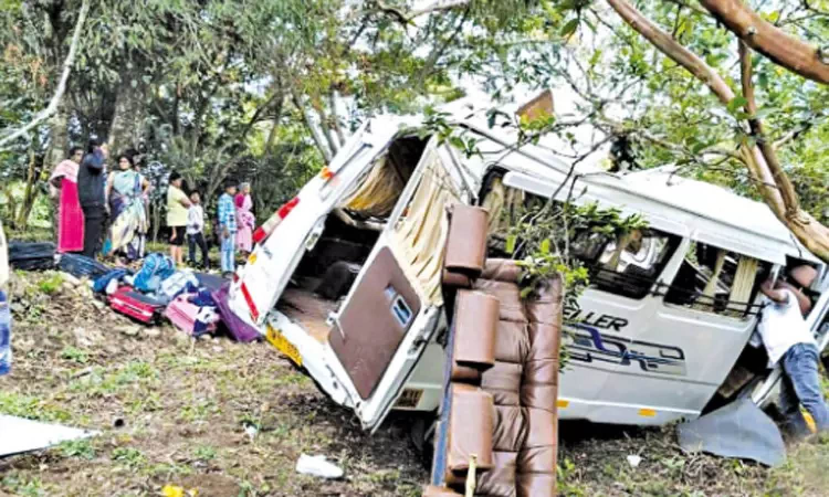 12 Malaysian tourists hurt as van plunges 100 feet into Kodaikanal gorge 12 Malaysian tourists hurt as van plunges 100 feet into Kodaikanal gorge