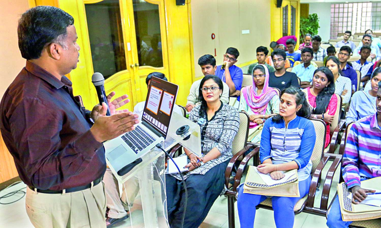 Guest lecturers sum grows to 8,000 in TN colleges, but 4,000 asst professor posts lie vacant Guest lecturers sum grows to 8,000 in TN colleges, but 4,000 asst professor posts lie vacant