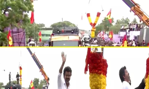 Four booked for using crane to garland Vijay in Tiruvarur campagin