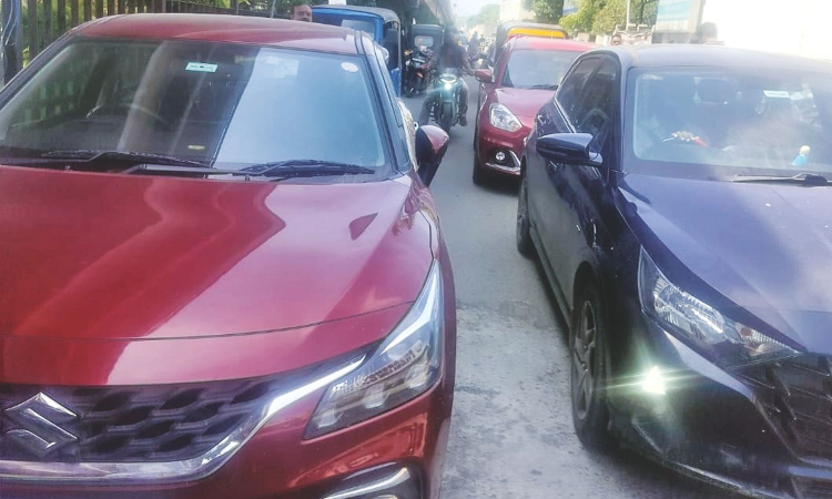 Chennai Citizen Connect: Illegal parking chokes Tambaram service road, residents seek action