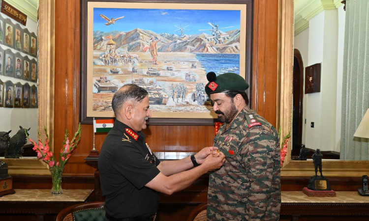 Malayalam superstar Mohanlal receives commendation from Army Chief