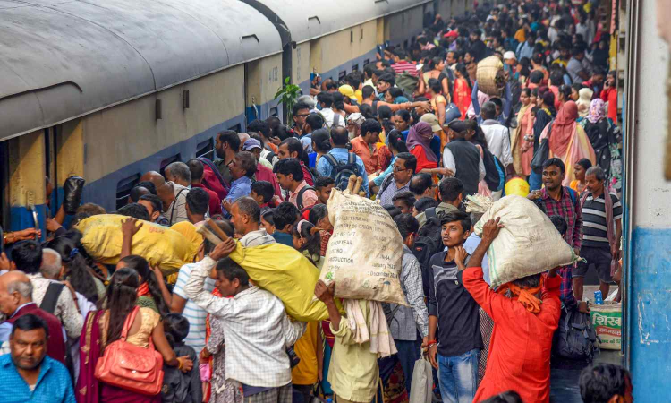 Commuters ‘protruding backpack behind Mumbra accident that killed 5: Railways