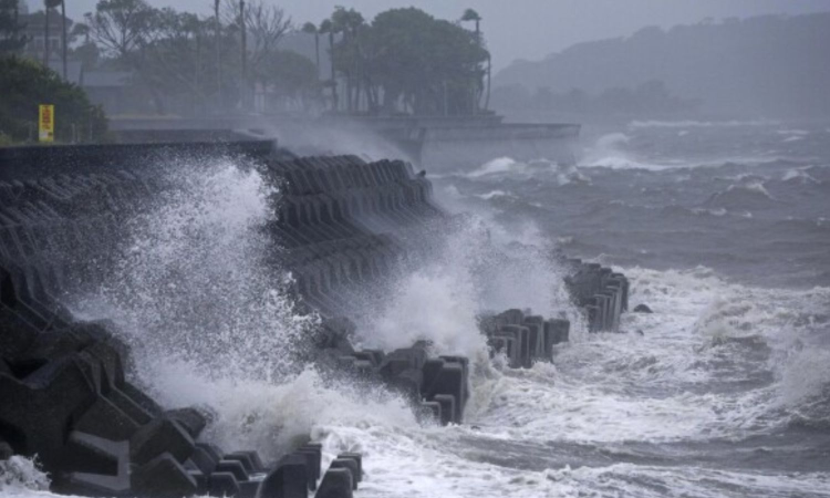 Typhoon hits Japanese islands south of Tokyo with heavy rain