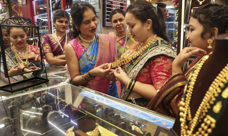 A sovereign of gold in Chennai costs Rs 92,640 on Oct 13; is this the right time to buy? A sovereign of gold in Chennai costs Rs 92,640 on Oct 13; is this the right time to buy?